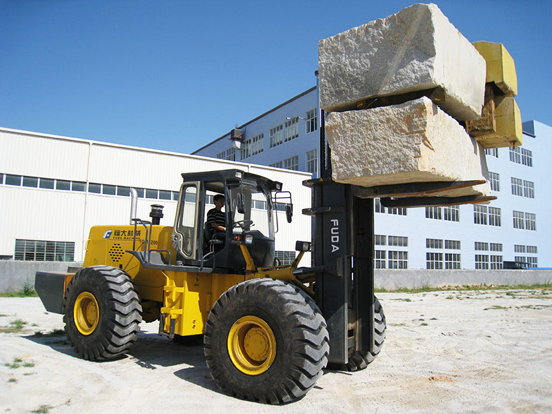 大型越野叉车（四轮驱动叉车）价格 — 米兰注册